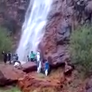 بالفيديو : تدفُق الشلالات من جبل أحد بعد أمطار رعدية غزيرة في المدينة المنورة