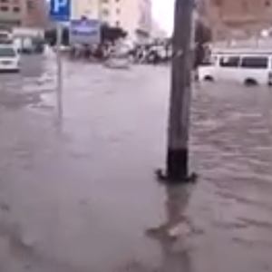 بالفيديو: مشهد آخر من وسط المدينة المنورة و هو يغرق بمياه الامطار 27-3-1435 هـ