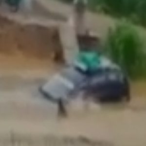 مشهد مثير .. رُكاب يهربون من السيارة في اللحظة الأخيرة قبل أن تبتلعها مياه الفيضانات 