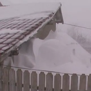 بالفيديو : عاصفة ثلجية جديدة تُجبر السلطات الرومانية على إعلان حالة الطوارئ