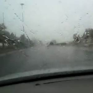 بالفيديو : تساقُط الأمطار على الطريق الدائري في الرياض الخميس