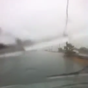 بالفيديو : أمطار غزيرة على الطائف نهار الأحد