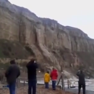 بالفيديو : انهيار حافة جبل في بريطانيا بسبب صعوبة الأحوال الجوية