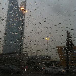 بالصور: بداية هطول أمطار خفيفة على أجزاء من الرياض مساء الأحد