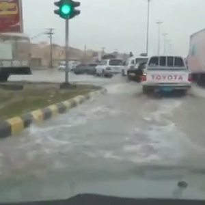 بالفيديو : أمطار متواصلة تغرق شوارع حفر الباطن 