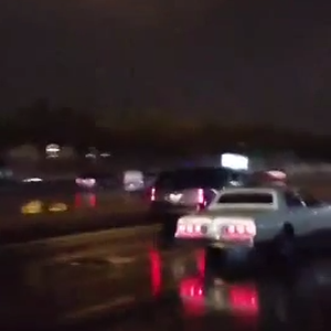 بالفيديو : شاهد بداية تساقط الأمطار على الرياض مع ساعات مساء الأحد