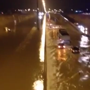 بالفيديو : فيضانات و غرق السيارات في مخرج 33 في الرياض