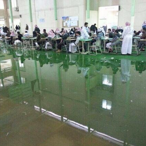 غرق إحدى قاعات مدارس الثانوية في حي النسيم بعد أمطار الرياض 