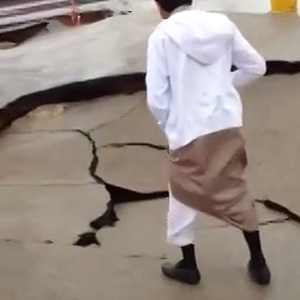 بالفيديو : تصدع و انهيار أحد طرقات الرياض بعد الأمطار أثناء توجه الطلاب لاختباراتهم