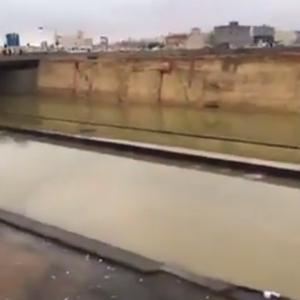 بالفيديو : مواطنون تركوا مركباتهم غارقة في مخرج 33 غرب الرياض