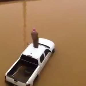 بالفيديو : شخص عالق على مركبته الغارقة في سيول الرياض منذ ساعات فجر الإثنين 