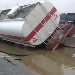 بالفيديو : انهيار شارع في الرياض و سقوط شاحنة مُحملة بمواد قابلة للاشتعال 