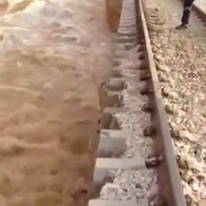 فيديو : انهيار خطير للتربة تحت سكّة الحديد في شعيب أبو فحم – الرياض