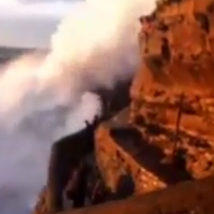 بالفيديو : مشهد مرعب لزوجين ابتلعهتما موجة بحر عملاقة في فرنسا 