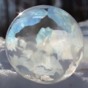 بالفيديو : شاهد كيف تتجمّد فقاعات الصابون في أمريكا فوراً من شدّة البرودة