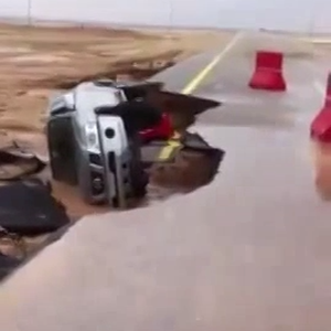 بالفيديو :سقوط جيب في حفر الباطن بعد انهيار مفاجئ لطريق سريع بعد الأمطار