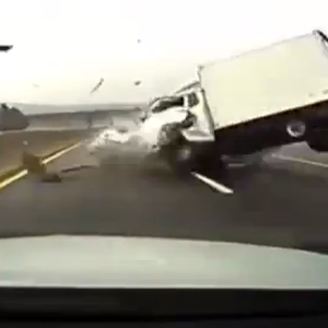 بالفيديو : حادث سير مأساوي يُمزق شاحنة على الخط السريع