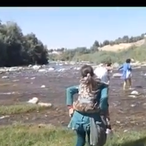 بالفيديو : أطفال يضطرون لعبور سيل الزرقاء يومياً حتى يصلوا إلى المدرسة