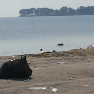  بالصور : حالة مأساوية لشواطئ الخبر بعد عُطلة العيد