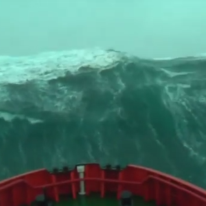 فيديو : سفينة إنقاذ في بحر الشمال تحتاج لمن يُنقذها من أمواج بارتفاع عشرات الأمتار