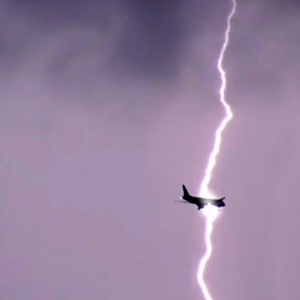 فيديو : طائرة تتعرّض لصاعقة أثناء عبورها بين الغيوم