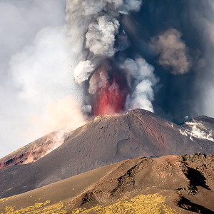 بالصور: جبل النار يثور للمرة الـ14 هذا العام