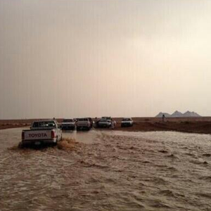بالصور:صحراء سميراء في حائل تتحول إلى بحيرة بسبب الأمطار و المياه تغمر بعض الطرقات