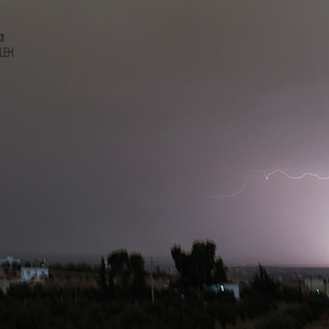 بالصور : البروق تلمع في سماء إربد و ارتفاع كمية الأمطار