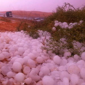 بالصور: عاصفة بردية شديدة تلبس رمال حائل اللون الأبيض