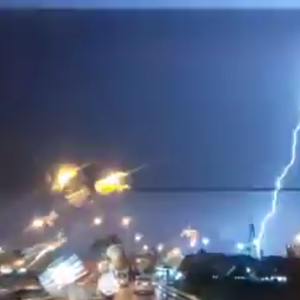 فيديو : مشاهد متنوعة لبروق و صواعق و أمطار حائل 25-12-1434