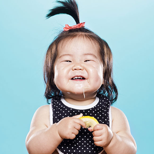 بالصور : أطفال يتذوقون الليمون لأول مرّة