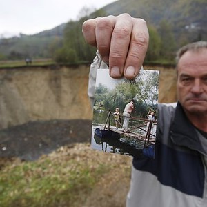 بالفيديو : اختفاء غريب لبحيرة في البوسنة و الهرسك بعد ان ابتلعتها الأرض بين ليلة و ضحاها