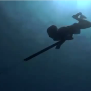 بالفيديو: لمدة زمنية تعتبر قياسية  شخص يصطاد و يتجول في قاع البحر دون اكسجين 
