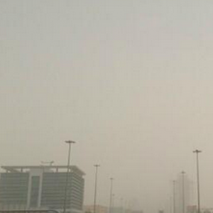 بالصور : موجة من الغبار تؤثر على الرياض 