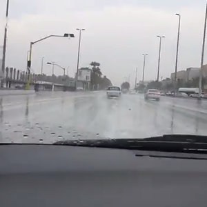 فيديو : مشاهد من أمطار طريق الملك عبد العزيز في جدة نهار الأحد