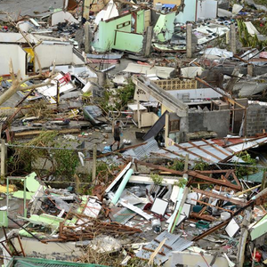 بالفيديو : شاهد آثار الدمار الهائل الذي تركه إعصار هايان في الفيليبين .. أكثر من 10 آلاف قتيل