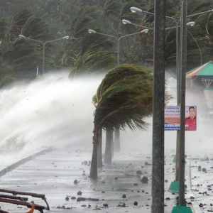 بالفيديو: كارثة في الفيليبين .. إعصار مُدمر يبتلع المدن و القرى و يتسبب في مقتل 10 آلاف شخص