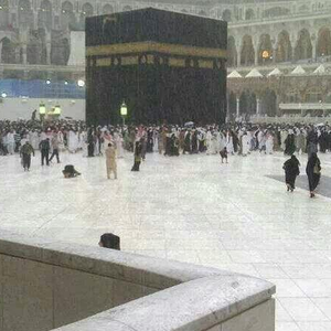 بالفيديو : مشاهد رائعة لتساقُط الأمطار بغزارة على الحرم المكي الشريف 7-1-1435 هـ