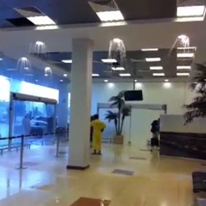 فيديو : مياه الأمطار تتساقط على رؤوس المسافرين و الموظفين داخل مطار حائل