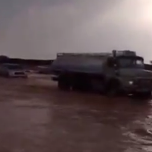 فيديو : السيول تقطع طريق الحائط – الشملي بحائل و بعض المجازفين يغامرون بالعبور