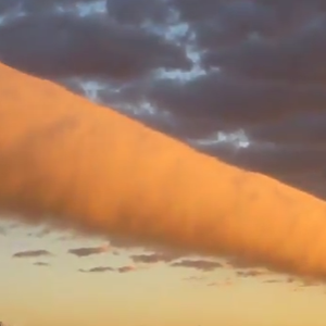 بالفيديو : تشكُل سحابة نادرة على شكل أنبوب في سماء تكساس