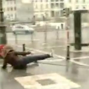 بانوراما 2013 : رياح عاتية لدرجة أنها تحمل بعض المشاة في شوارع بلجيكا و هولندا و تسقطهم أرضاً