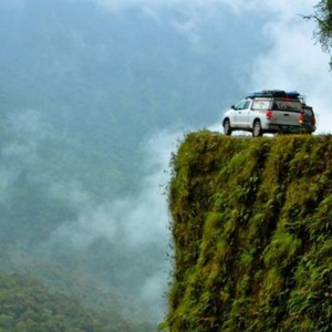 بالفيديو : مشاهد مخيفة من طريق الموت في بوليفيا.. أخطر شارع في العالم