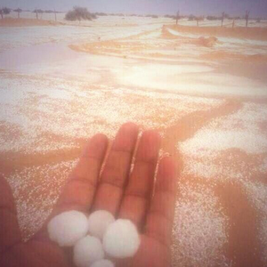 فيديو : تساقط كثيف للبرد في سكاكا عصر الأحد