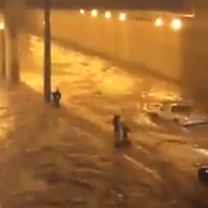 فيديو : مواطن يحمل أطفاله برفقة زوجته بعد أن غرقت سيارته بأمطار الرياض