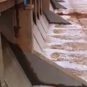 بالفيديو : سد الدرعية يفيض و التحذير سيد الموقف ليلة الأحد