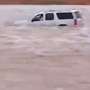فيديو : مواطن متهور يضع نفسه في موقف محرج و يفقد سيارته وسط سيول الرياض 