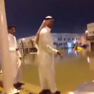 فيديو : مواطن غاضب بالرياض بعد غرق سيارته في السيول