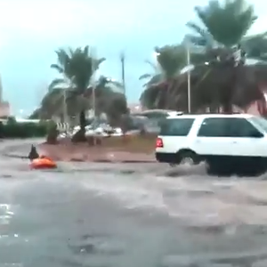 فيديو : رياضة التزلُج على الماء في الشارع بعد أمطار الكويت الغزيرة
