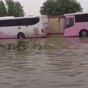 بالفيديو : شاهد فيضان الشوارع في مخرج 9 بالرياض